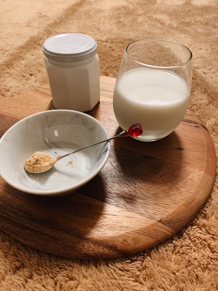 【夜のドリンクに】きなこはちみつ、牛乳でつくるホットミルクのレシピ
